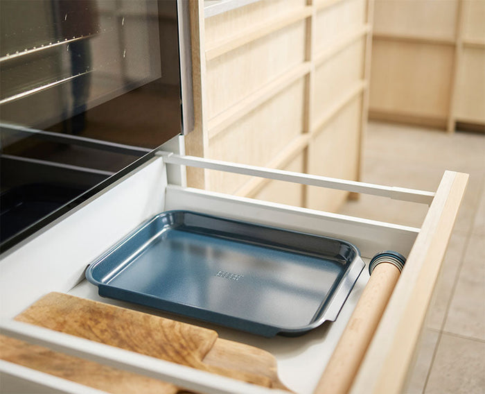 [hidden] [lifestyle] Nest™ Bake Non-Stick Large Blue Baking Tray - 45065 - Image 2